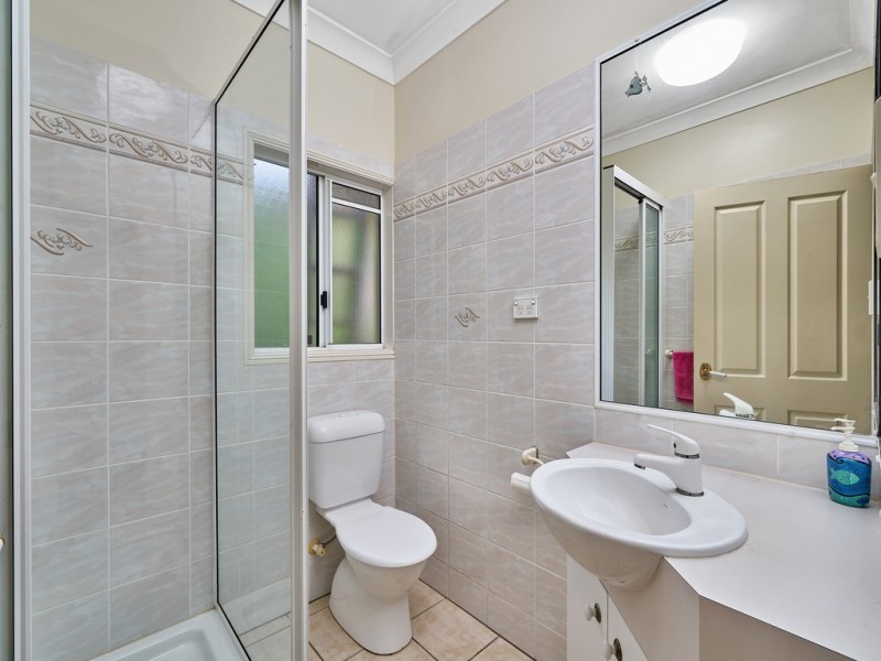 7 Solomon Place, Mooroobool QLD 4870