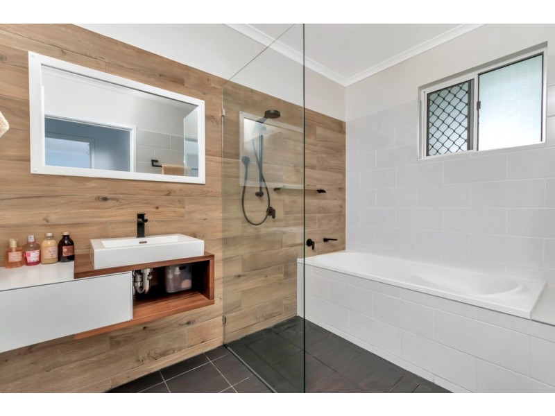 16 Blackbird Close, Bentley Park QLD 4869