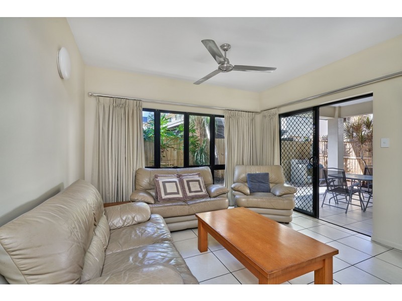 2/279 Lake Street, Cairns North QLD 4870
