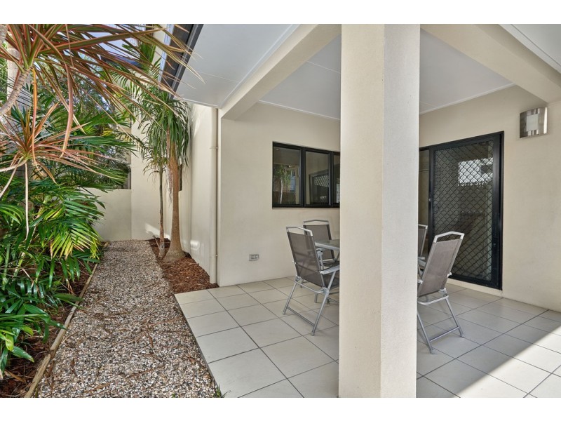 2/279 Lake Street, Cairns North QLD 4870
