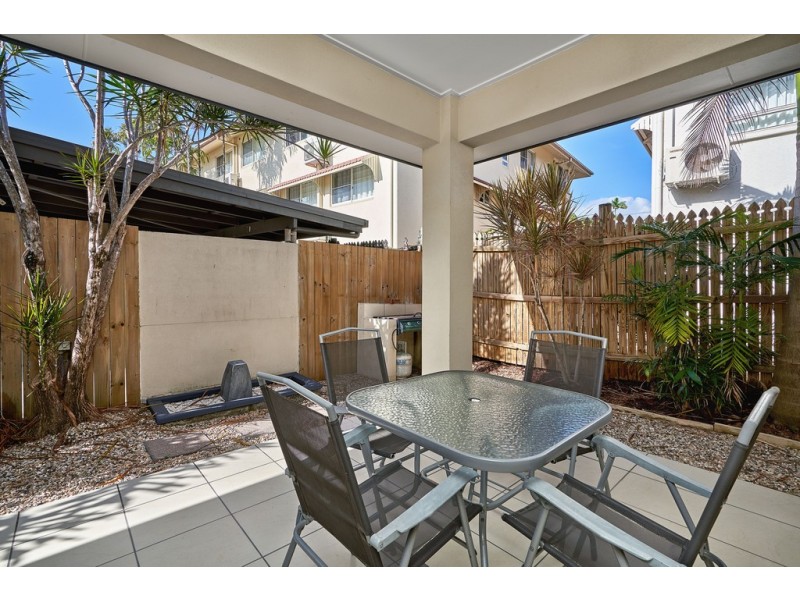 2/279 Lake Street, Cairns North QLD 4870