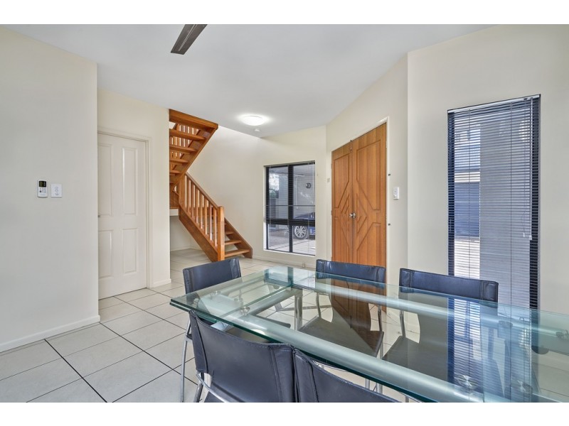 2/279 Lake Street, Cairns North QLD 4870