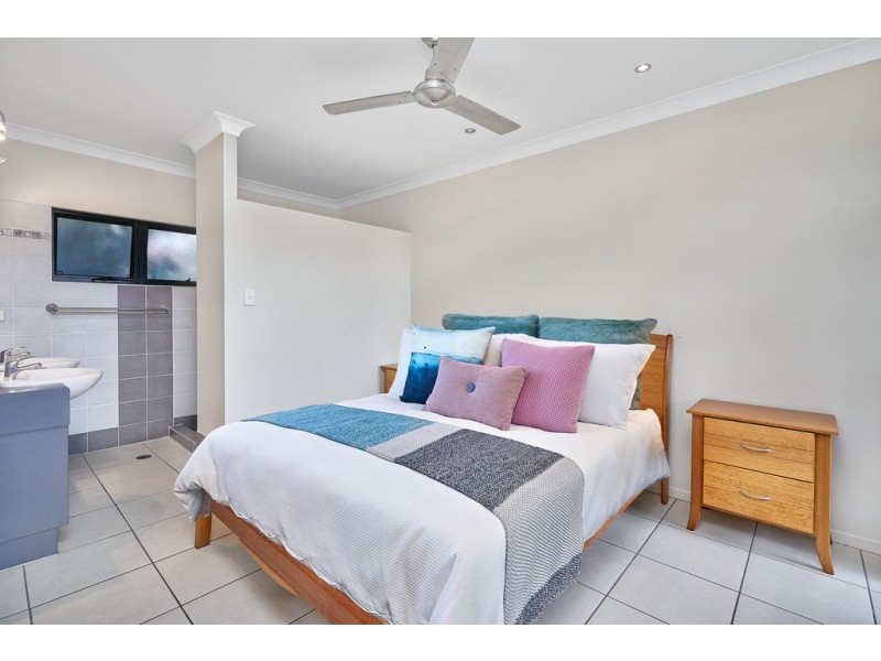 2/279 Lake Street, Cairns North QLD 4870