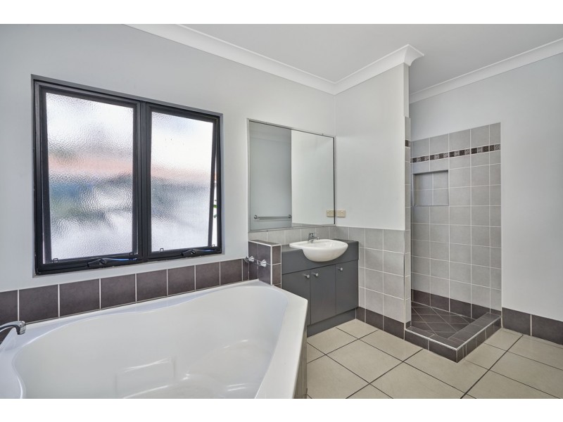 2/279 Lake Street, Cairns North QLD 4870