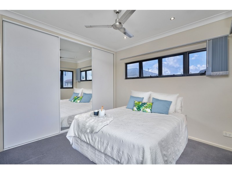 2/279 Lake Street, Cairns North QLD 4870