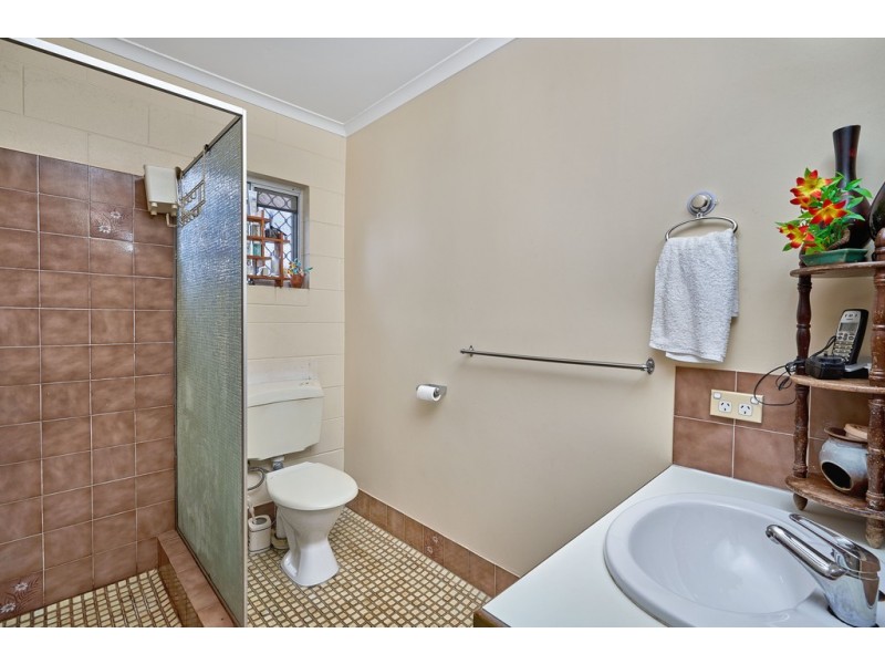 2/481-483 McCoombe Street, Mooroobool QLD 4870