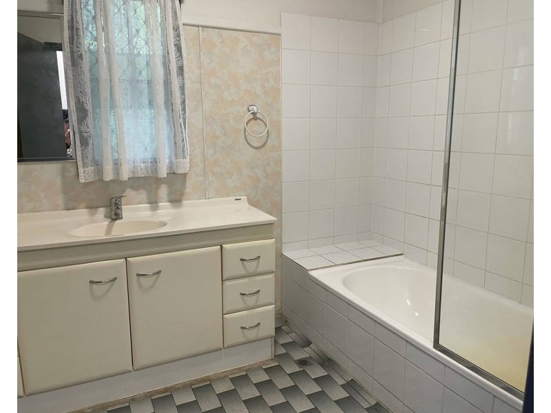 190 Pease Street, Manoora QLD 4870