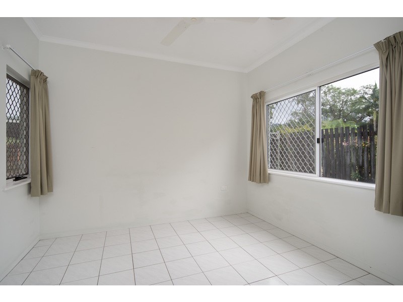 2/217 McCoombe Street, Bungalow QLD 4870