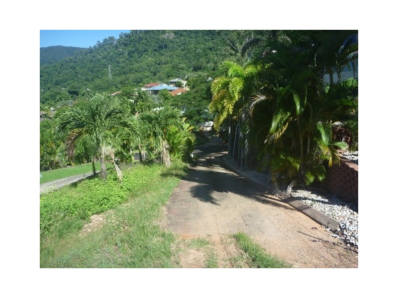 13 Solomon Place, Mooroobool QLD 4870