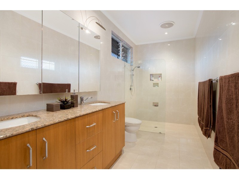 24 Koppen Terrace, Mooroobool QLD 4870