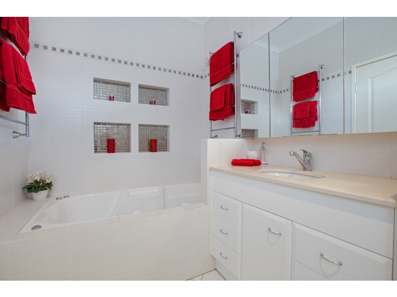 24 Koppen Terrace, Mooroobool QLD 4870