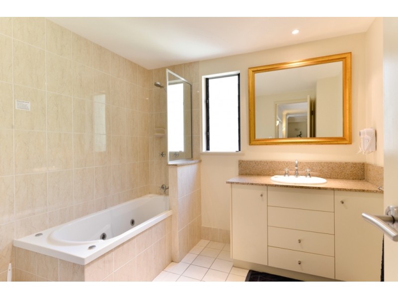 1613/2 Greenslopes Street, Cairns North QLD 4870