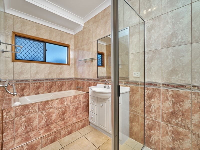 4 Mist Green Close, Brinsmead QLD 4870