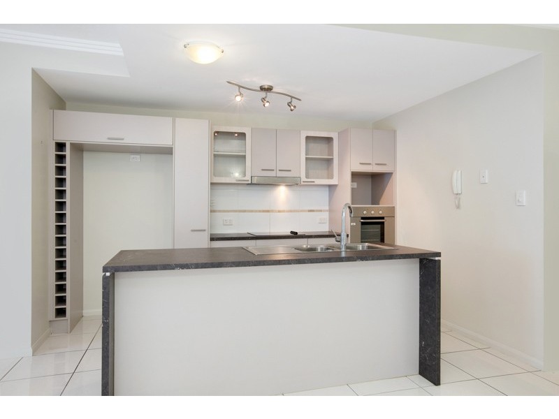 25/9-11 McLean street, Cairns North QLD 4870