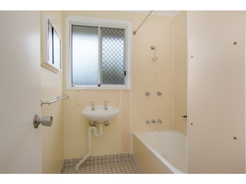 2 Durian Close, Manoora QLD 4870