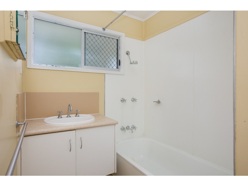 28 Enmore Street, Manoora QLD 4870