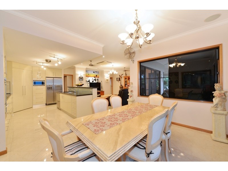 9 Solomon Place, Mooroobool QLD 4870