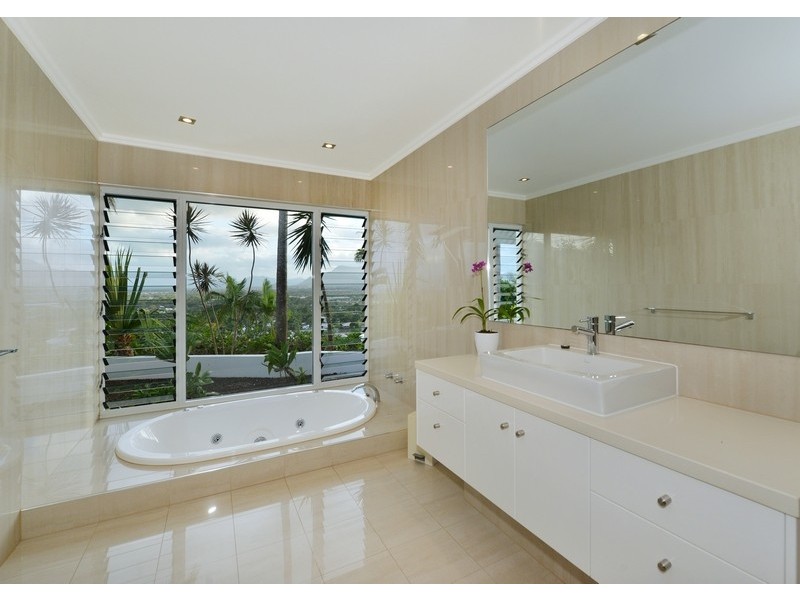 8 Woodlands Avenue, Edge Hill QLD 4870