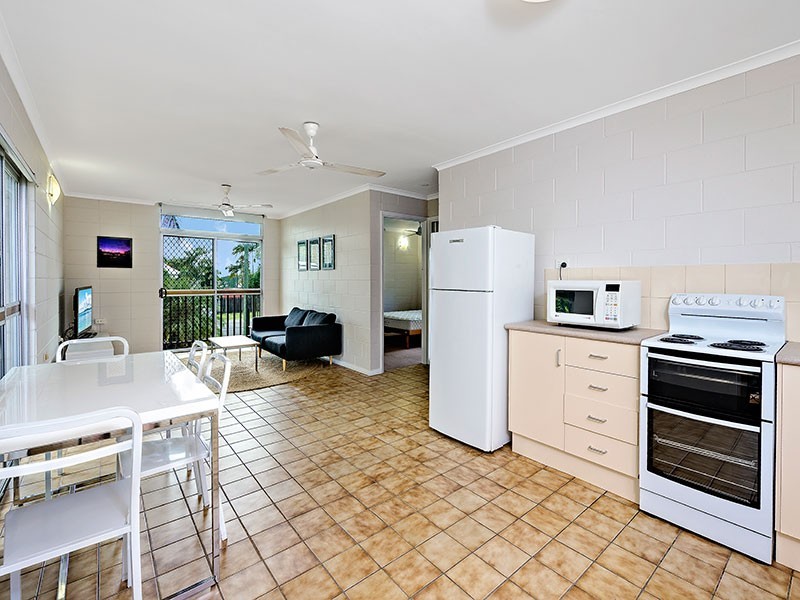 4/281 Lake Street, Cairns North QLD 4870