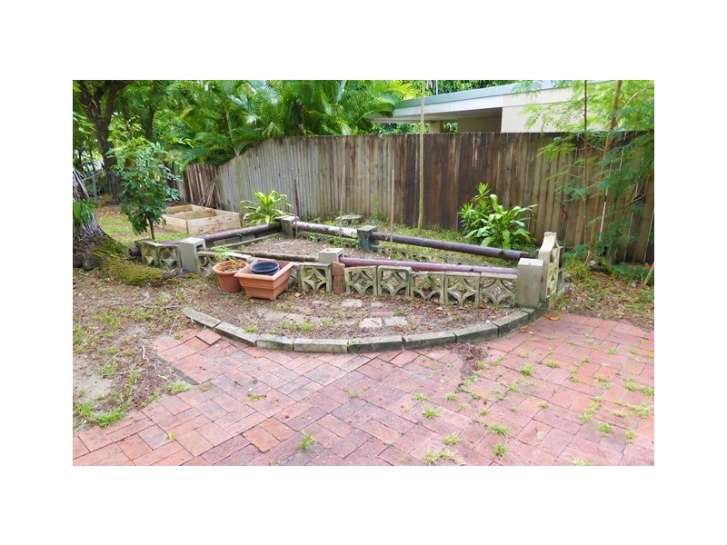 7 Arnold Street, Machans Beach QLD 4878