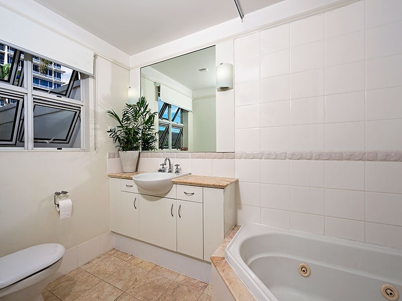 2/73 Spence Street, Cairns City QLD 4870