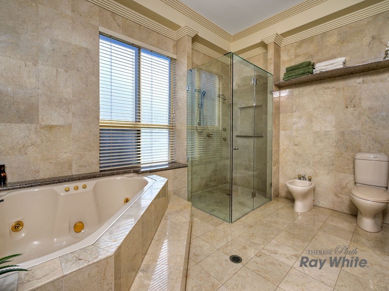 109 Summer Hill Drive, Mooroobool QLD 4870