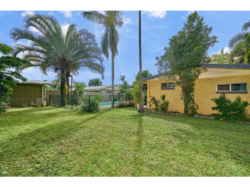 15 Pepperina Street, Mooroobool QLD 4870