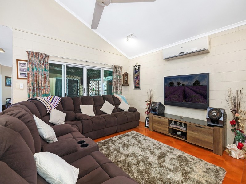 1 Lorraine Close, Bentley Park QLD 4869