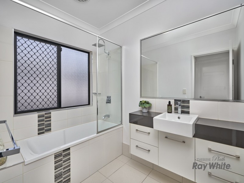 11 Lockyer Crescent, Bentley Park QLD 4869