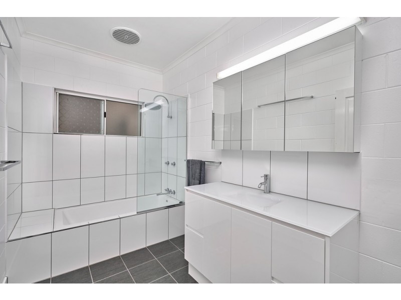 8 Somerset Close, Bentley Park QLD 4869