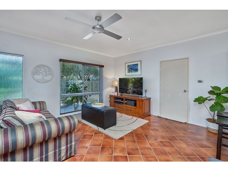 24 Kangaroo Street, Bentley Park QLD 4869