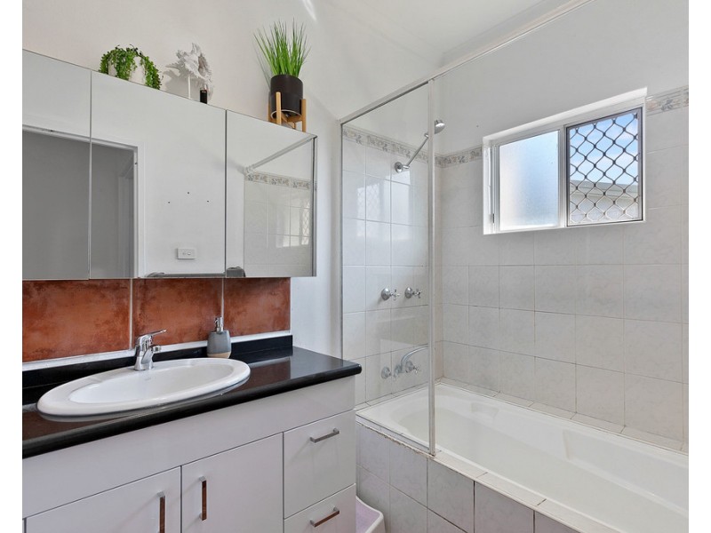 123 Robert Road, Bentley Park QLD 4869