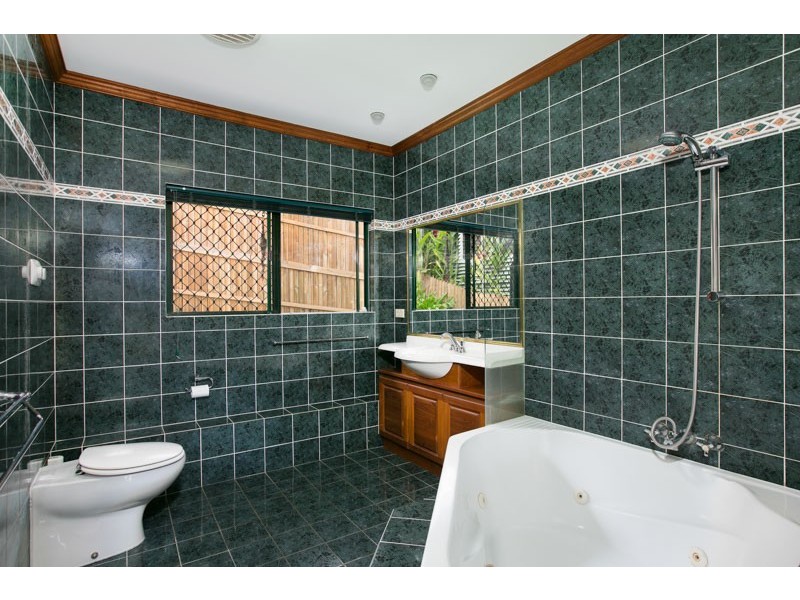 1 Oceanview Place, Mooroobool QLD 4870