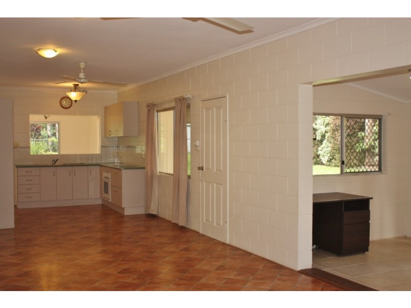 17 Kangaroo Street, Bentley Park QLD 4869