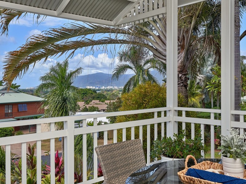 35 Southerden Drive, Mooroobool QLD 4870