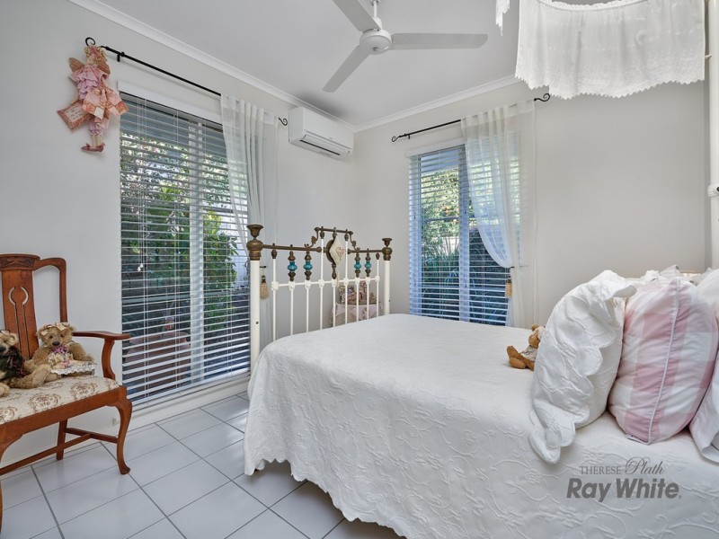 35 Southerden Drive, Mooroobool QLD 4870