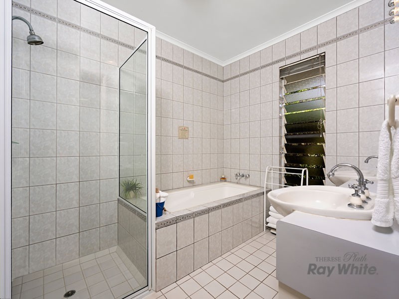 35 Southerden Drive, Mooroobool QLD 4870
