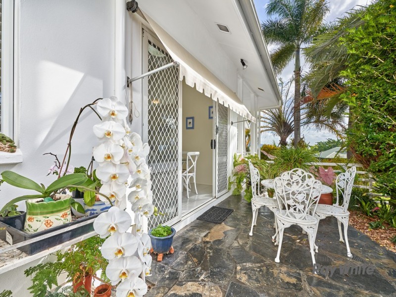 35 Southerden Drive, Mooroobool QLD 4870