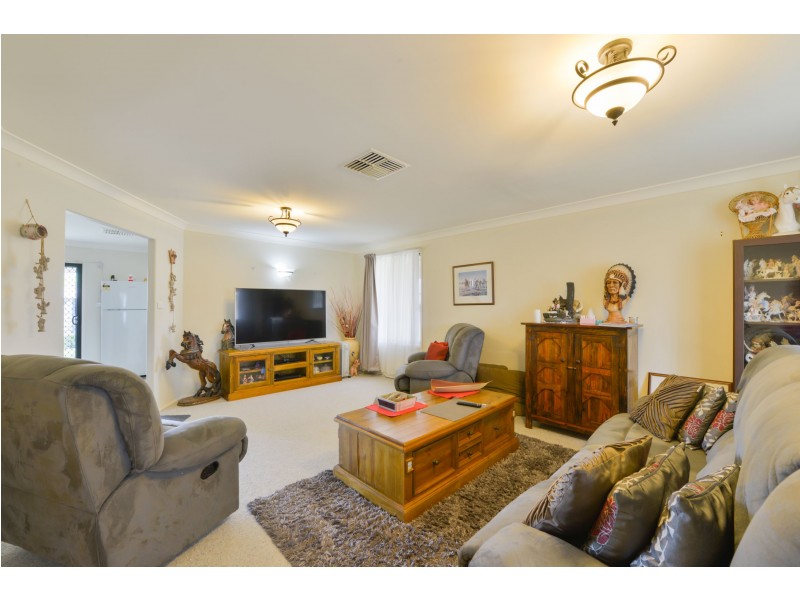 8 Wills Place, Westdale NSW 2340