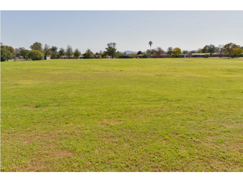 18 Waree Drive, Tamworth NSW 2340