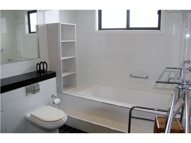 Townhouse 3, Peak Drive, Tamworth NSW 2340