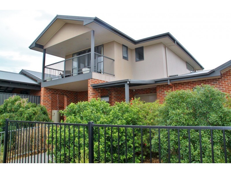 Townhouse 2, Peak Drive, Tamworth NSW 2340