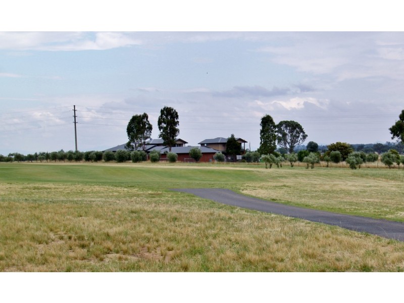 Townhouse 2, Peak Drive, Tamworth NSW 2340