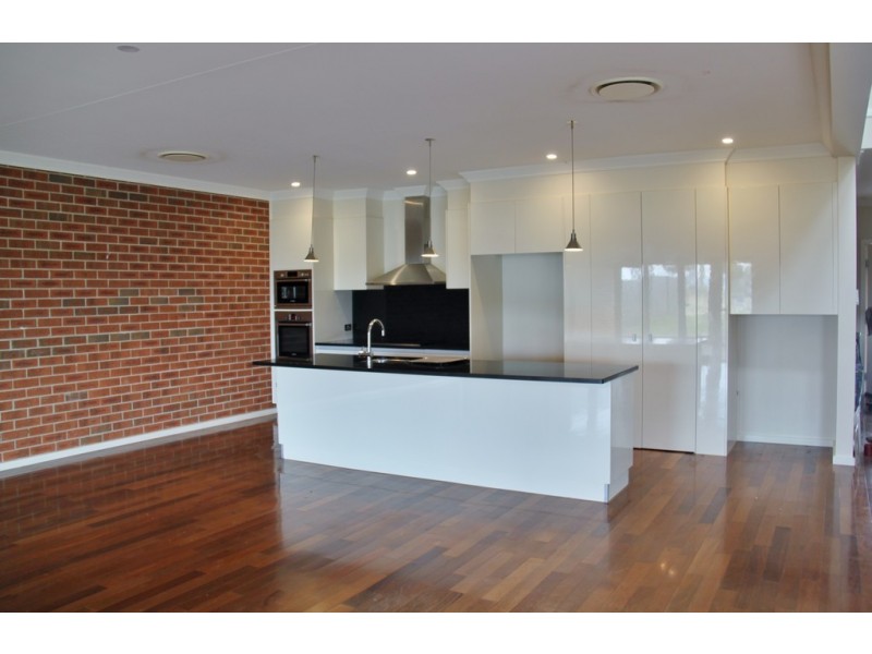 Townhouse 2, Peak Drive, Tamworth NSW 2340