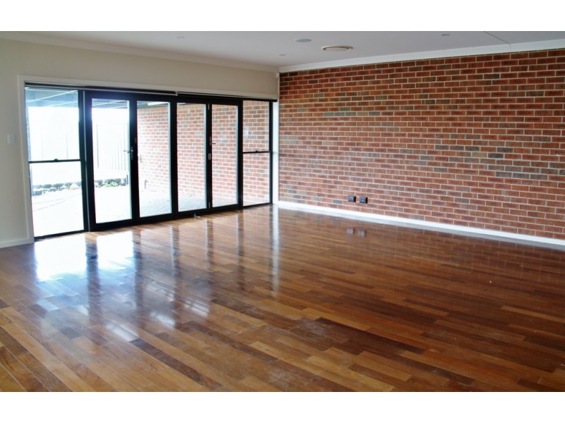 Townhouse 2, Peak Drive, Tamworth NSW 2340