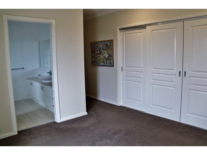 Townhouse 2, Peak Drive, Tamworth NSW 2340