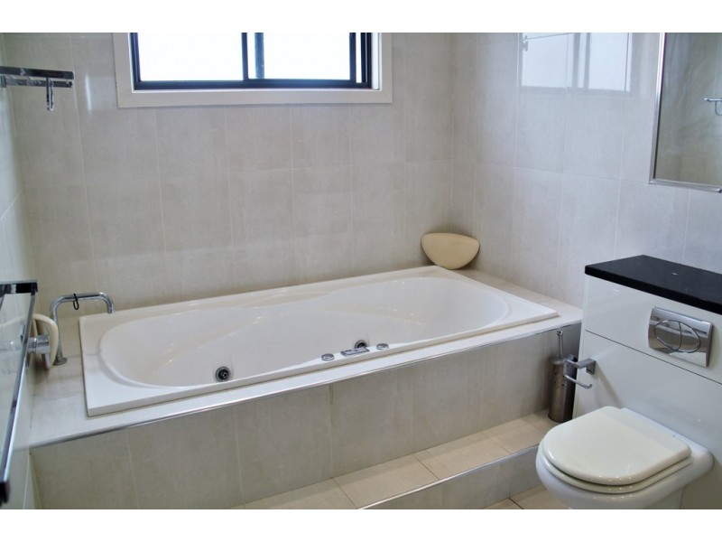 Townhouse 2, Peak Drive, Tamworth NSW 2340