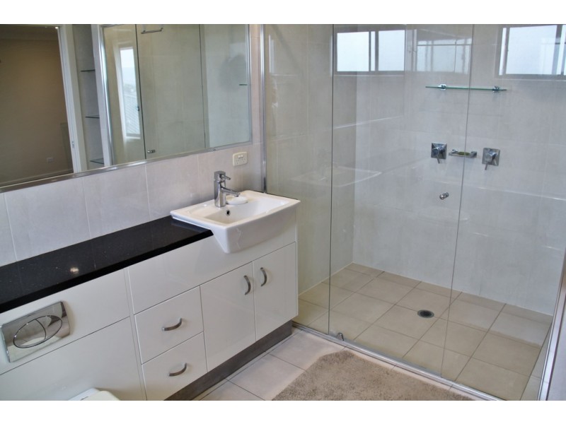 Townhouse 2, Peak Drive, Tamworth NSW 2340