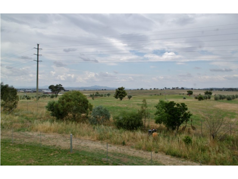 Townhouse 2, Peak Drive, Tamworth NSW 2340