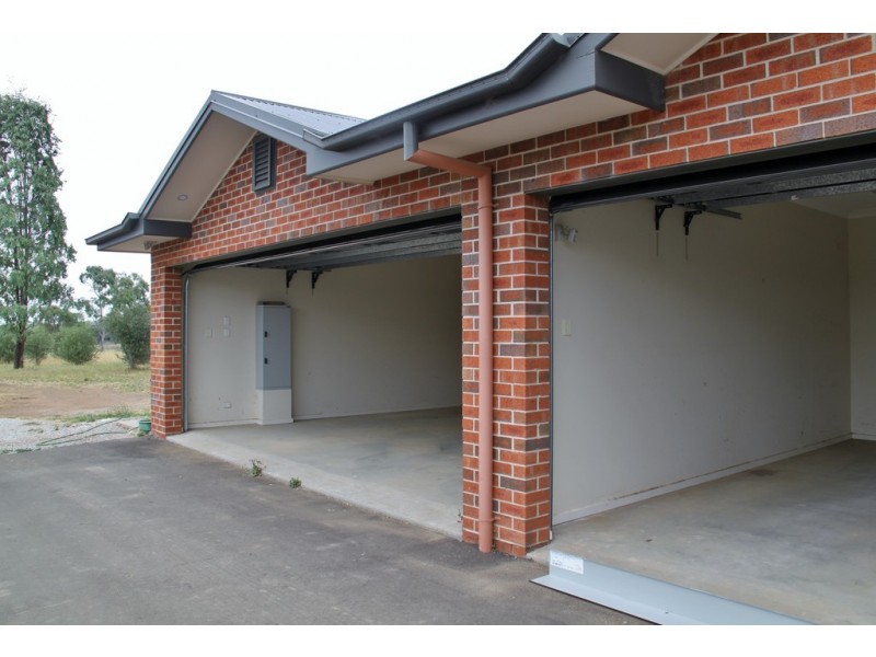 Townhouse 2, Peak Drive, Tamworth NSW 2340